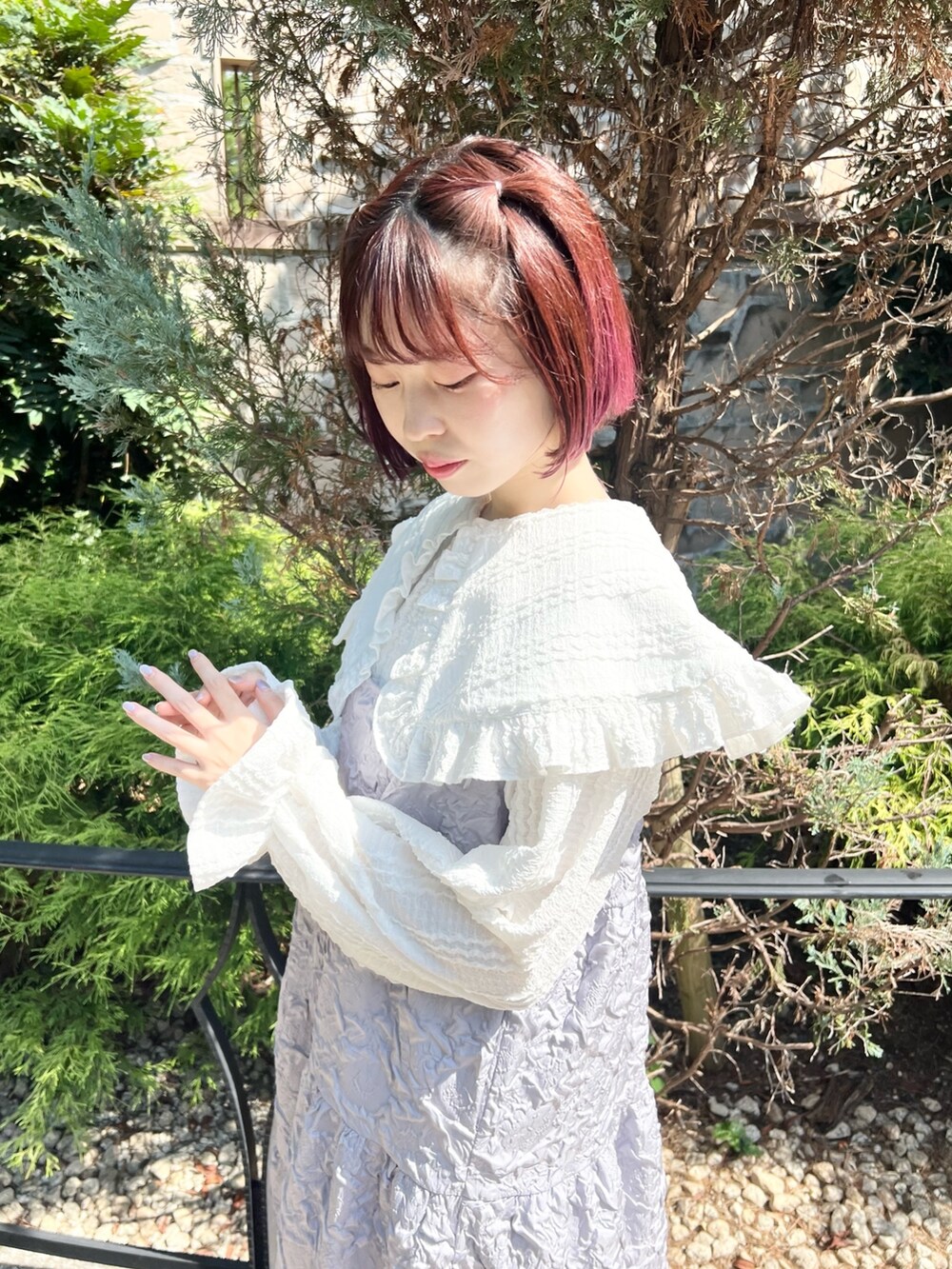 ホワイト系のシャツ/ブラウス、パープル系のワンピース、ホワイト系のサンダルを着用したレディースの秋コーディネートの8枚目の写真