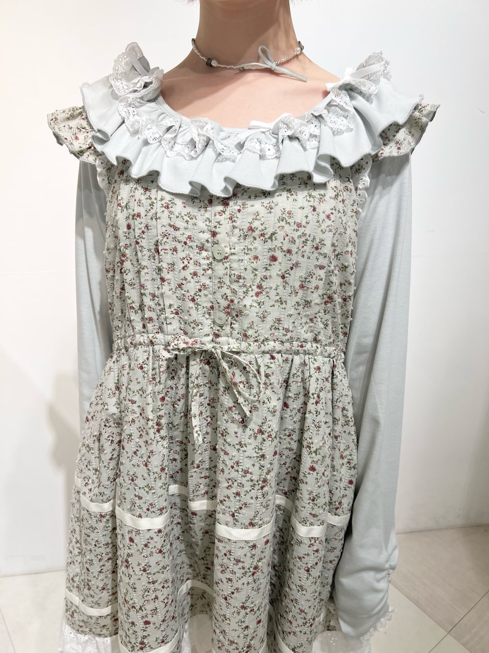 グリーン系のTシャツ/カットソー、グリーン系のワンピース、ホワイト系のその他パンツを着用したレディースの冬コーディネートの9枚目の写真