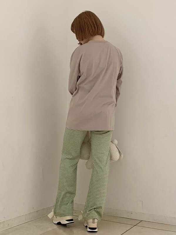 グリーン系のその他パンツ、ホワイト系のスニーカー、ホワイト系のハンドバッグを着用したレディースの夏コーディネートの3枚目の写真