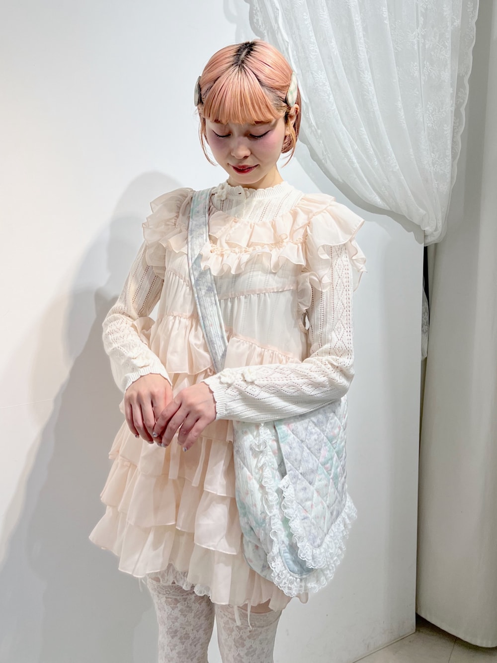 ホワイト系のショルダーバッグ、ピンク系のシャツ/ブラウス、ホワイト系のニット/セーターを着用したレディースの秋コーディネートの4枚目の写真