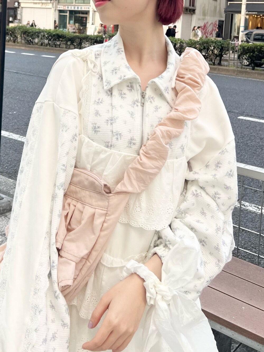 ピンク系のショルダーバッグ、ホワイト系のスニーカー、ホワイト系のワンピースを着用したレディースの春コーディネートの8枚目の写真