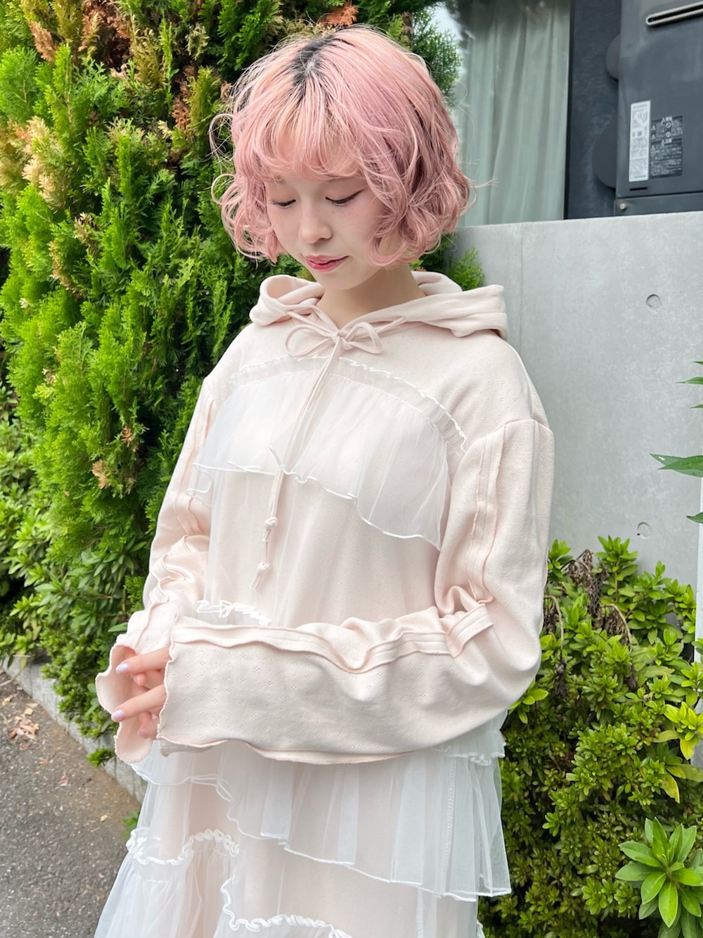 ピンク系のワンピース、ホワイト系のスニーカーを着用したレディースの秋コーディネートの5枚目の写真