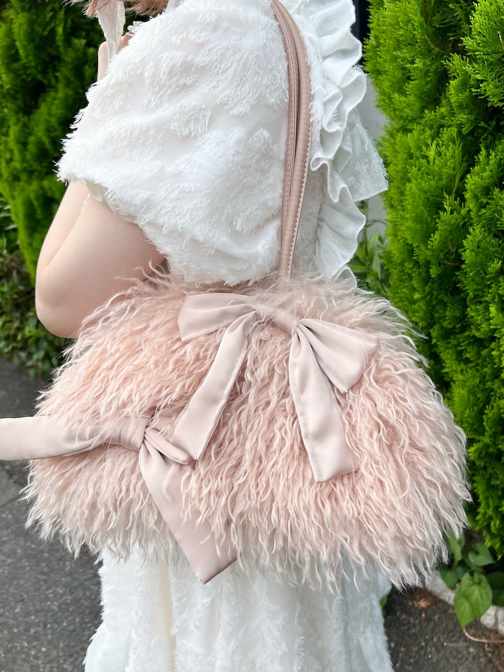 ホワイト系のワンピース、ピンク系のボストンバッグ、ピンク系のローファーを着用したレディースの夏コーディネートの10枚目の写真