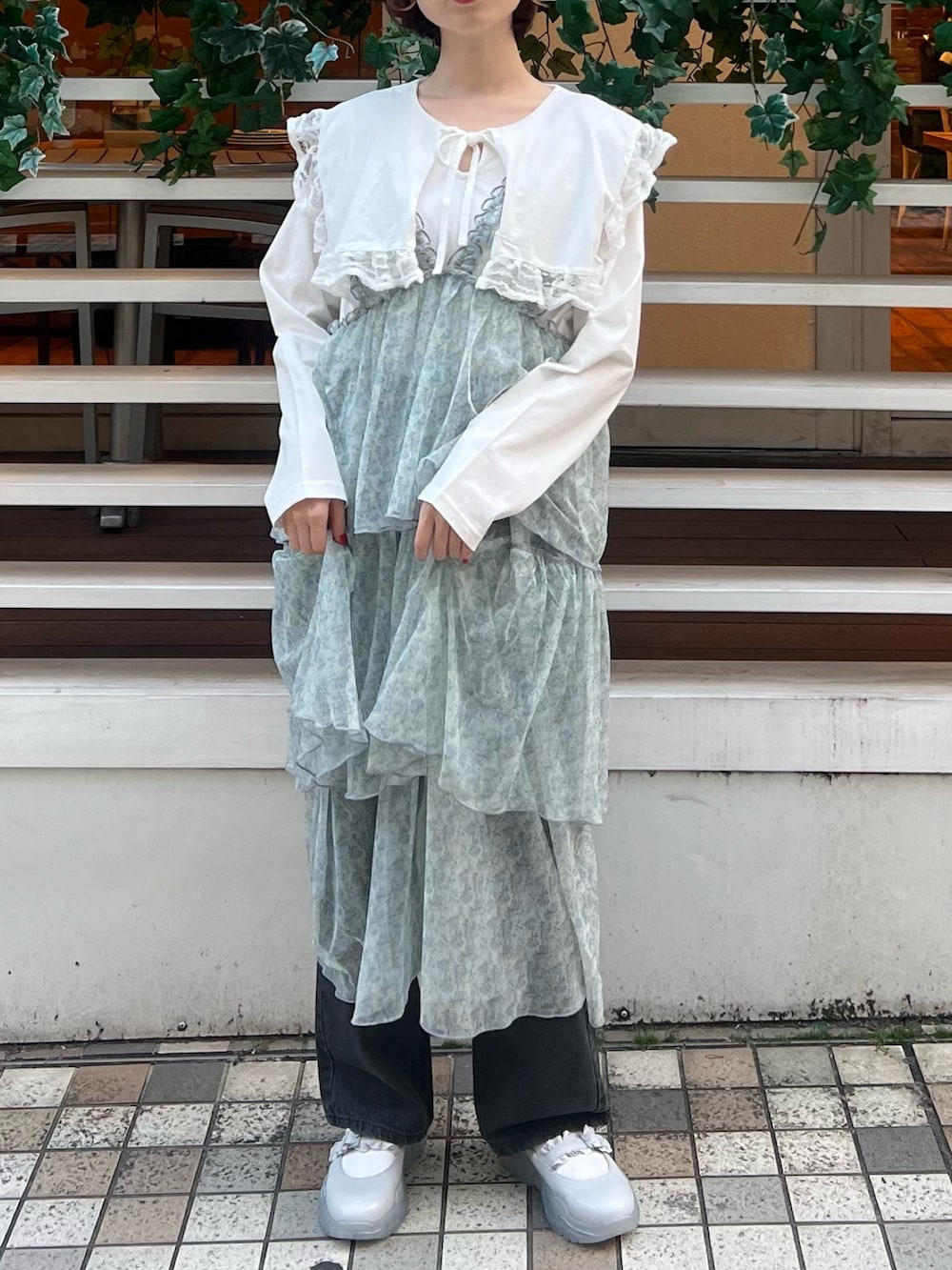 ホワイト系のTシャツ/カットソー、グリーン系のワンピース、ブラック系のデニムパンツを着用したレディースの春コーディネートの5枚目の写真