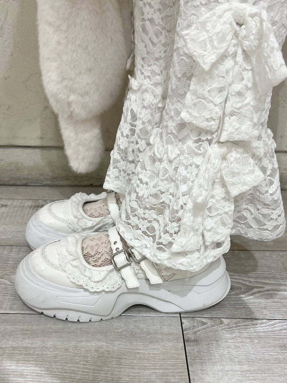 ホワイト系のカーディガン/ボレロ、ピンク系のスカート、ホワイト系のハンドバッグを着用したレディースの秋コーディネートの9枚目の写真