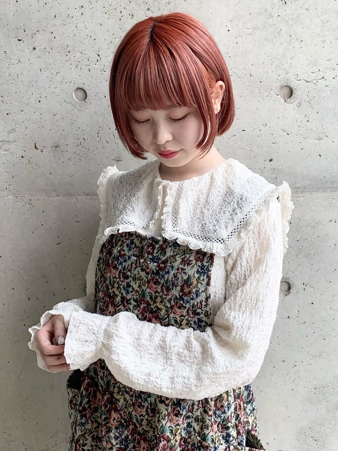 ホワイト系のシャツ/ブラウス、レッド系のスカート、グリーン系のその他シューズを着用したレディースの夏コーディネートの3枚目の写真