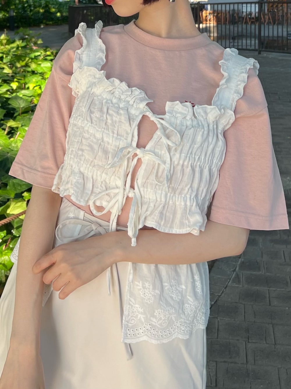 ピンク系のサンダル、ピンク系のボディバッグ/ウエストポーチ、ホワイト系のスカートを着用したレディースの夏コーディネートの8枚目の写真