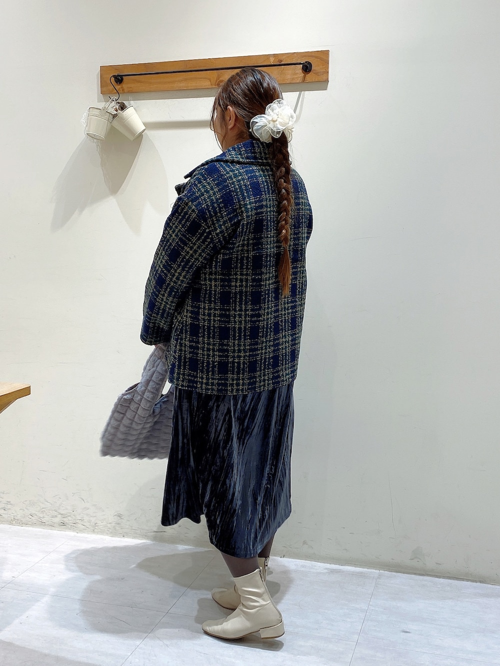 ブルー系のその他アウター、ブラック系のワンピース、グレー系のハンドバッグを着用したレディースの秋コーディネートの2枚目の写真