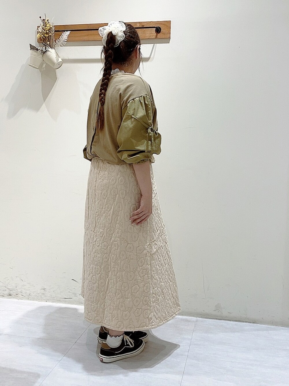 ホワイト系のスカート、グリーン系のTシャツ/カットソー、ホワイト系のTシャツ/カットソーを着用したレディースの秋コーディネートの2枚目の写真