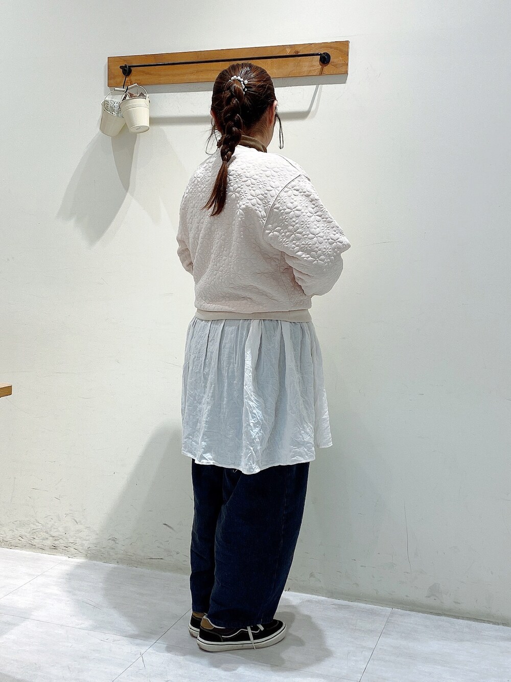 ピンク系のTシャツ/カットソー、ホワイト系のチュニック、ブラック系のその他パンツを着用したレディースの冬コーディネートの2枚目の写真