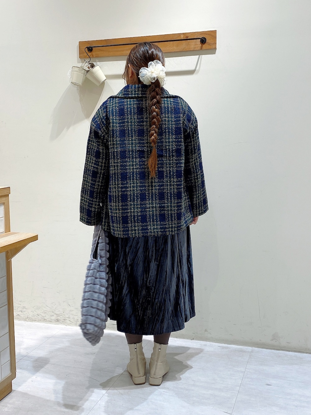 ブルー系のその他アウター、ブラック系のワンピース、グレー系のハンドバッグを着用したレディースの秋コーディネートの3枚目の写真