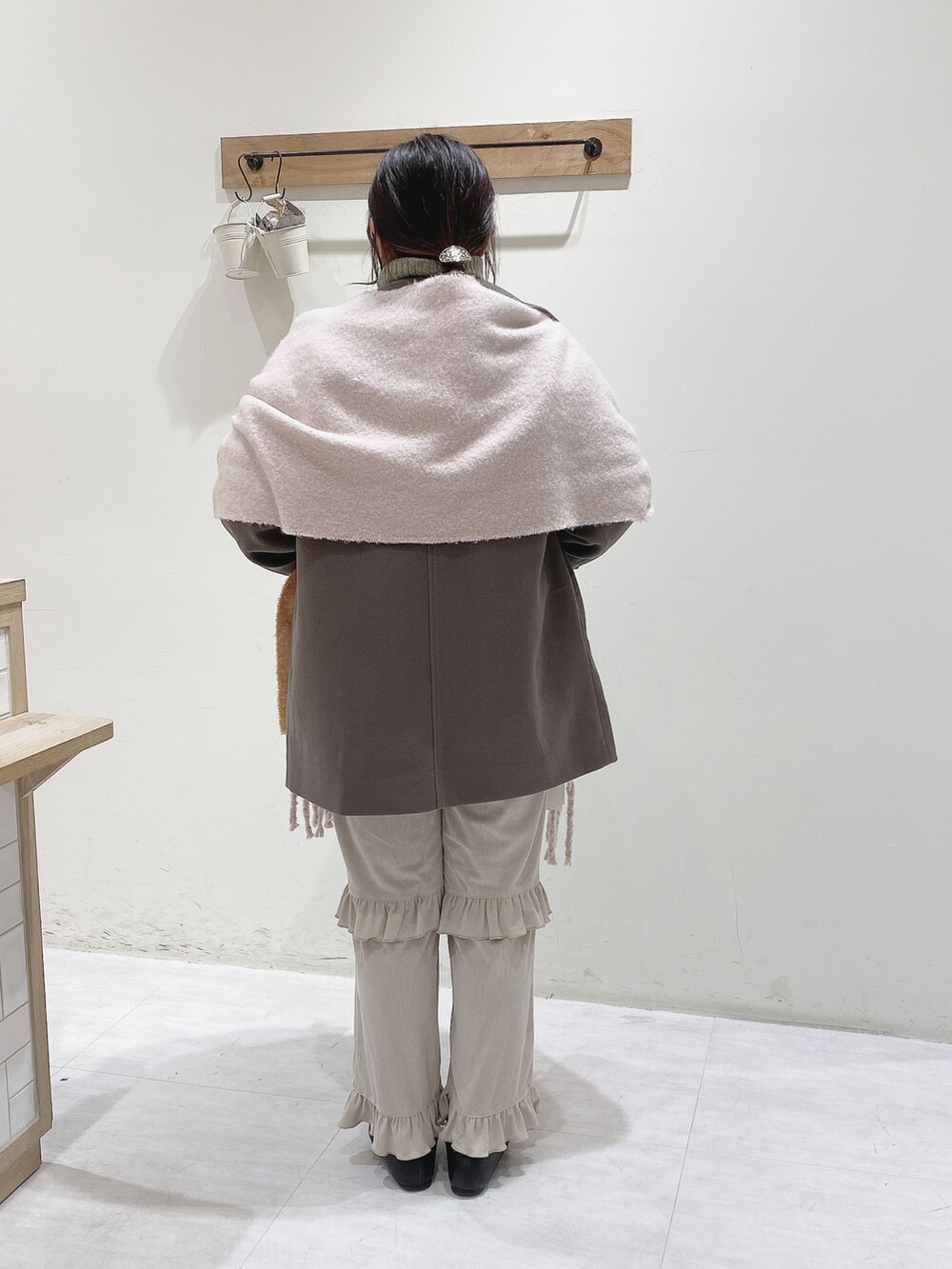 「コート、ニット、アウター、パンツ、冬コーデ、フリル、パンツスタイル、ehka sopo、カラーコーデ、冬ファッション」｜「ehka sopoのコーデュロイフリルパンツ（その他パンツ、ホワイト系）」を使った、のざ🌳さん（レディース・164cm）の冬コーディネートの3枚目の写真