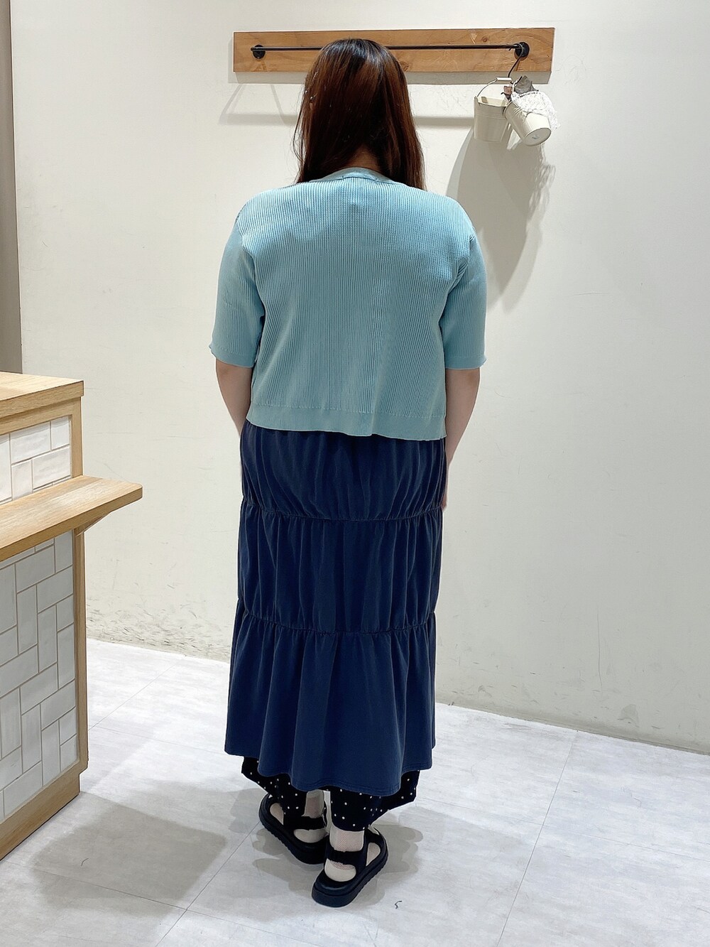 グレー系のワンピース、グリーン系のカーディガン/ボレロ、ブラック系のその他パンツを着用したレディースの夏コーディネートの3枚目の写真