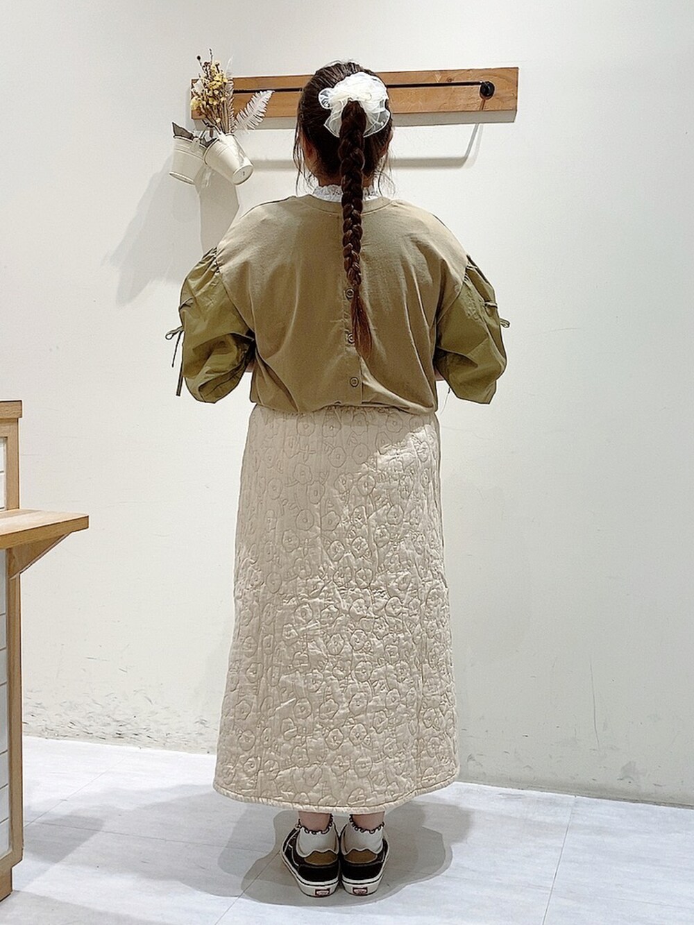 ホワイト系のスカート、グリーン系のTシャツ/カットソー、ホワイト系のTシャツ/カットソーを着用したレディースの秋コーディネートの3枚目の写真