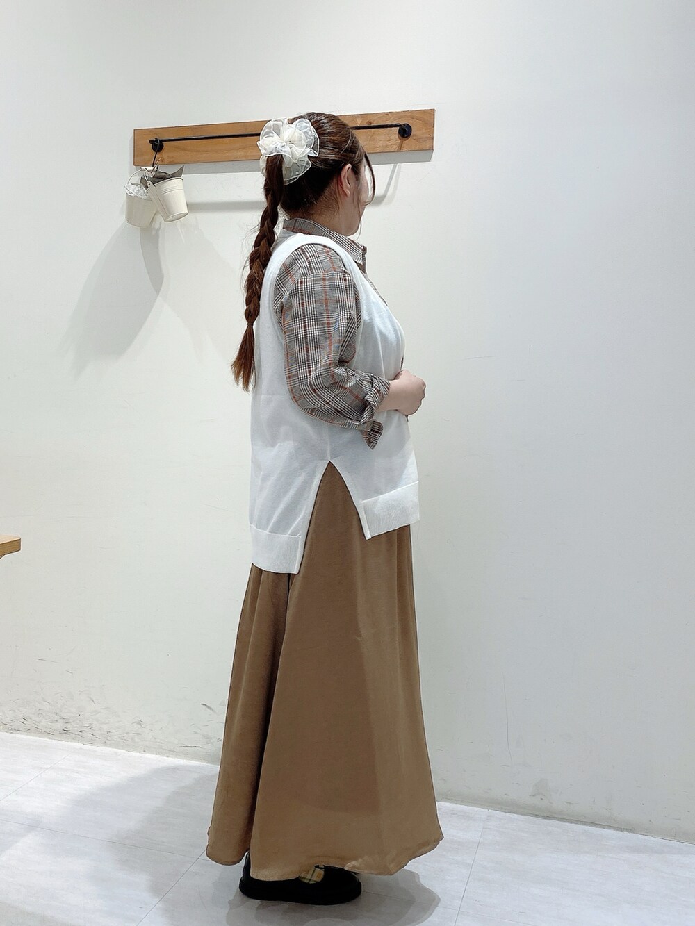 その他のスカート、ベージュ系のシャツ/ブラウス、ホワイト系のニット/セーターを着用したレディースの秋コーディネートの2枚目の写真