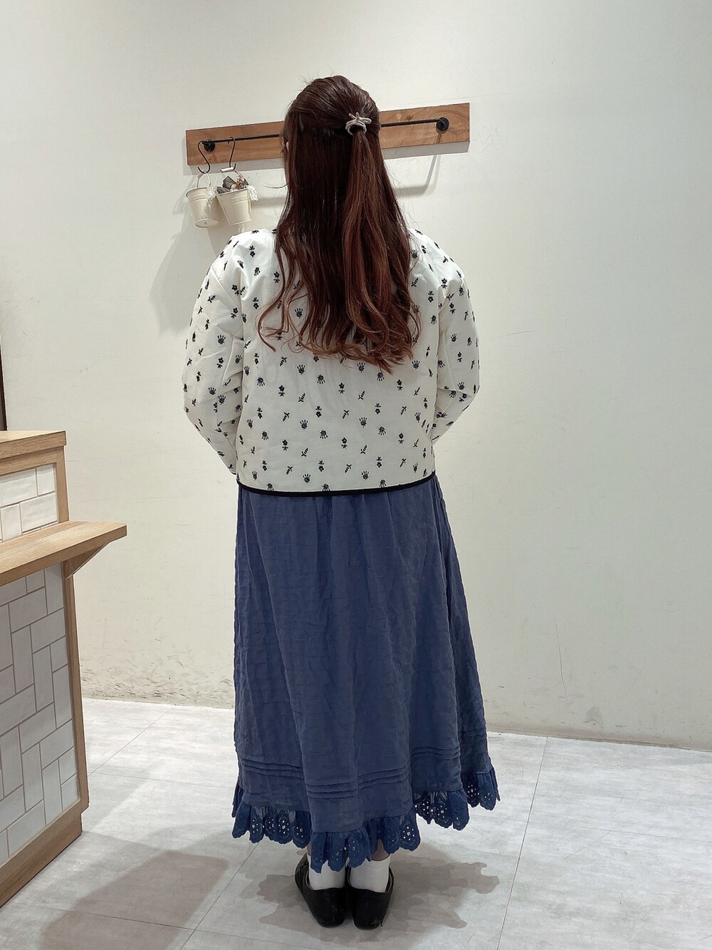 「Samansa Mos2、SM2、春コーデ、ジャケット、花柄、スカートスタイル、着回しコーデ、休日スタイル、お出かけコーデ、春カラー」｜「Samansa Mos2の中綿刺繍パイピングジャケット（ノーカラージャケット、ホワイト系）」を使った、のざ🌳さん（レディース・164cm）の冬コーディネートの3枚目の写真