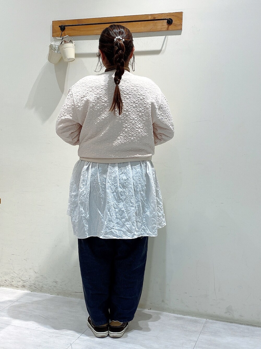 ピンク系のTシャツ/カットソー、ホワイト系のチュニック、ブラック系のその他パンツを着用したレディースの冬コーディネートの3枚目の写真