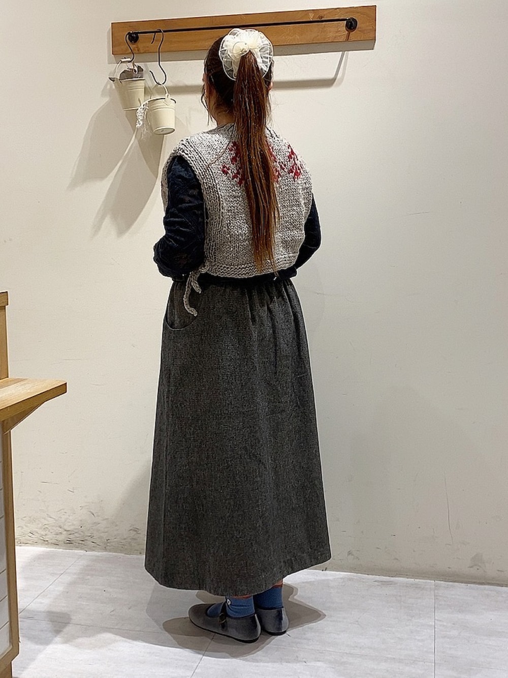 「TSUHARU by Samansa Mos2、休日スタイル、大人女子、今日のコーデ、オトナカワイイ、グレー、秋色、大人ガーリー、おしゃれさんと繋がりたい、高身長、冬コーデ、お出かけコーデ、秋服コーデ、ガーリーコーデ」｜「TSUHARU by Samansa Mos2のウール混ツイードギャザースカート（スカート、ブラック系）」を使った、のざ🌳さん（レディース・164cm）の秋コーディネートの2枚目の写真