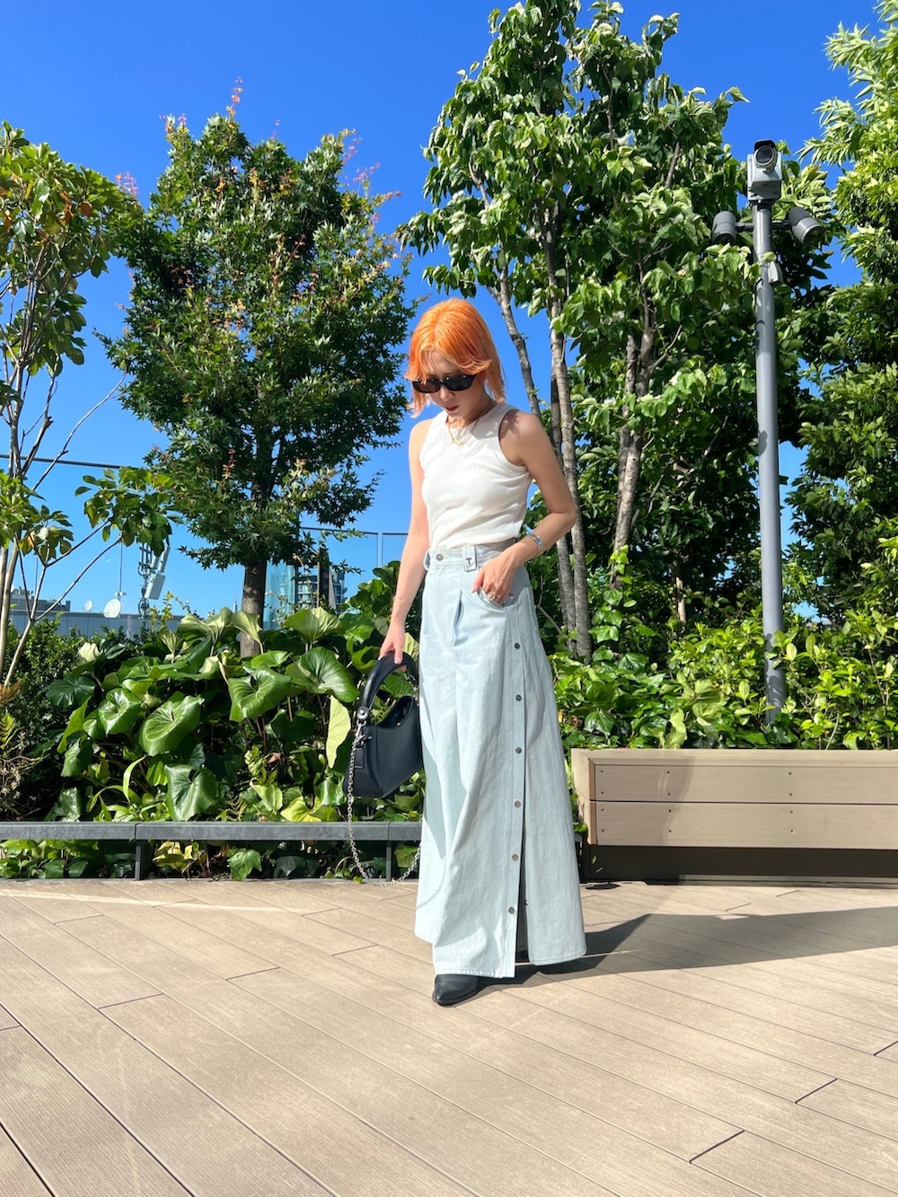 ホワイト系のタンクトップ、ブルー系のデニムパンツ、ホワイト系のその他トップスを着用したレディースの夏コーディネートの2枚目の写真