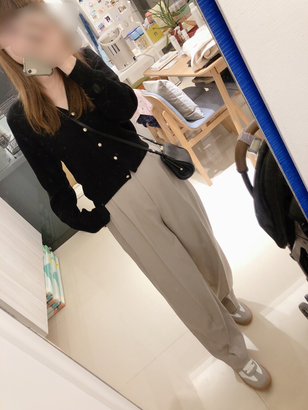 ベージュ系のパンツ、ホワイト系のシューズを着用したレディースの秋コーディネートの2枚目の写真