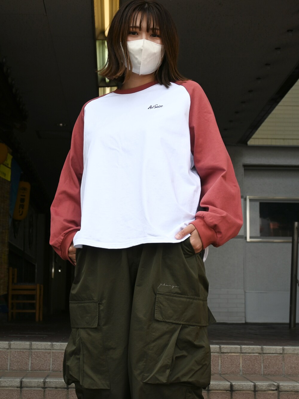 ホワイト系のTシャツ/カットソー、ブラック系のカメラ/カメラグッズを着用したメンズの秋コーディネートの2枚目の写真