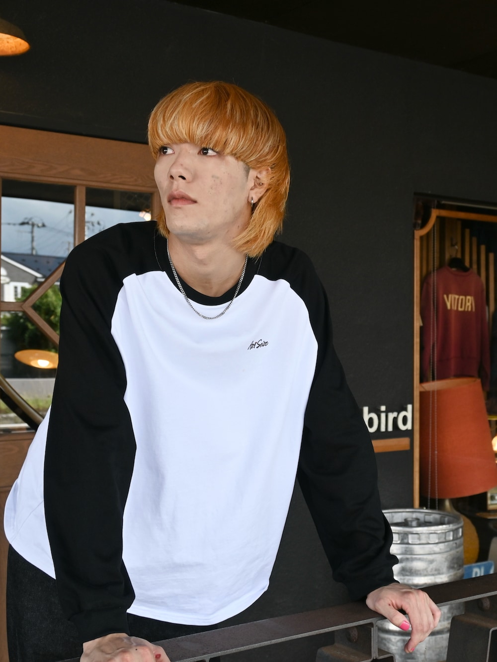 ホワイト系のTシャツ/カットソー、ブラック系のカメラ/カメラグッズを着用したメンズの秋コーディネートの3枚目の写真