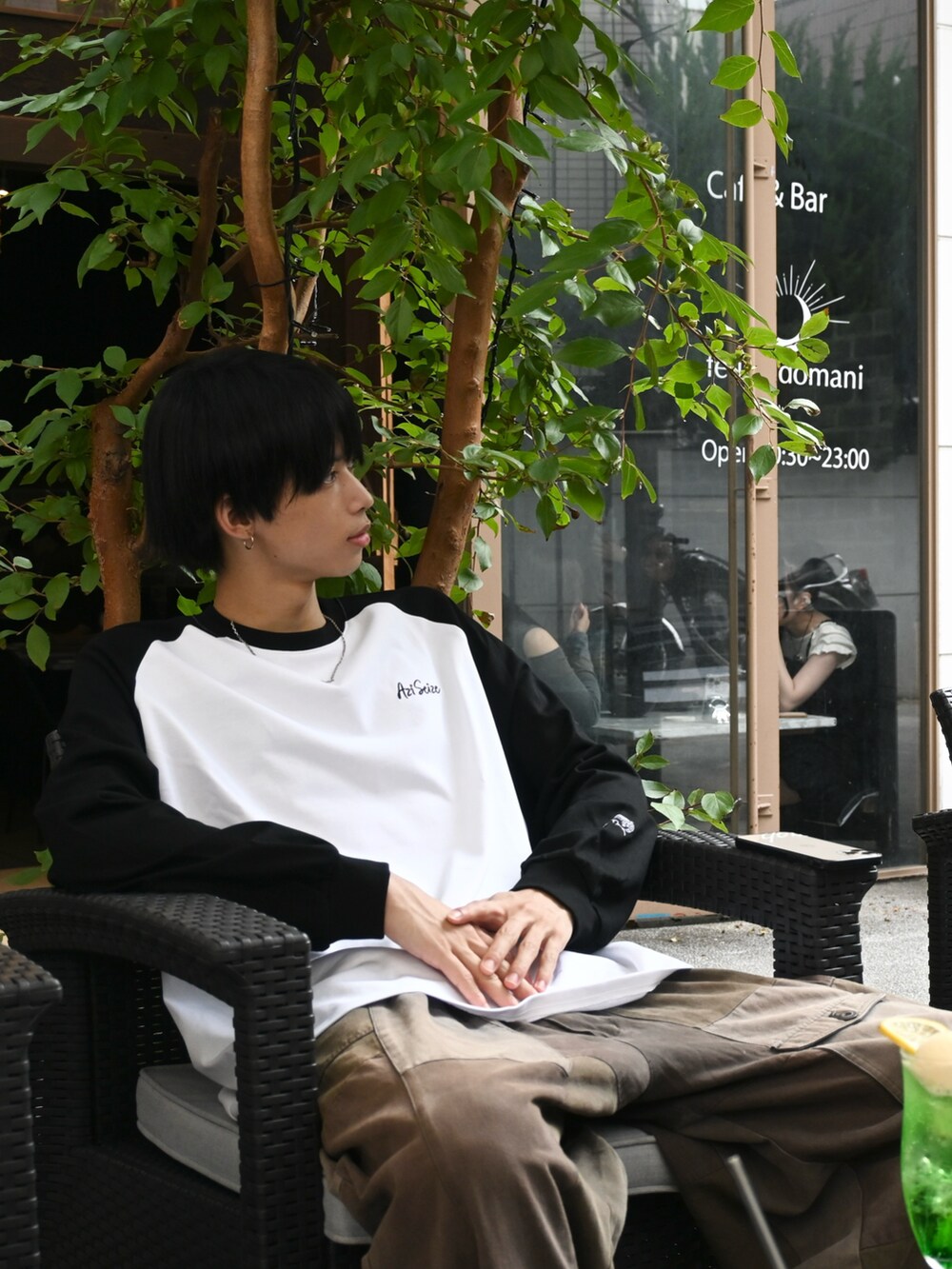 ホワイト系のTシャツ/カットソー、ブラック系のカメラ/カメラグッズを着用したメンズの秋コーディネートの4枚目の写真