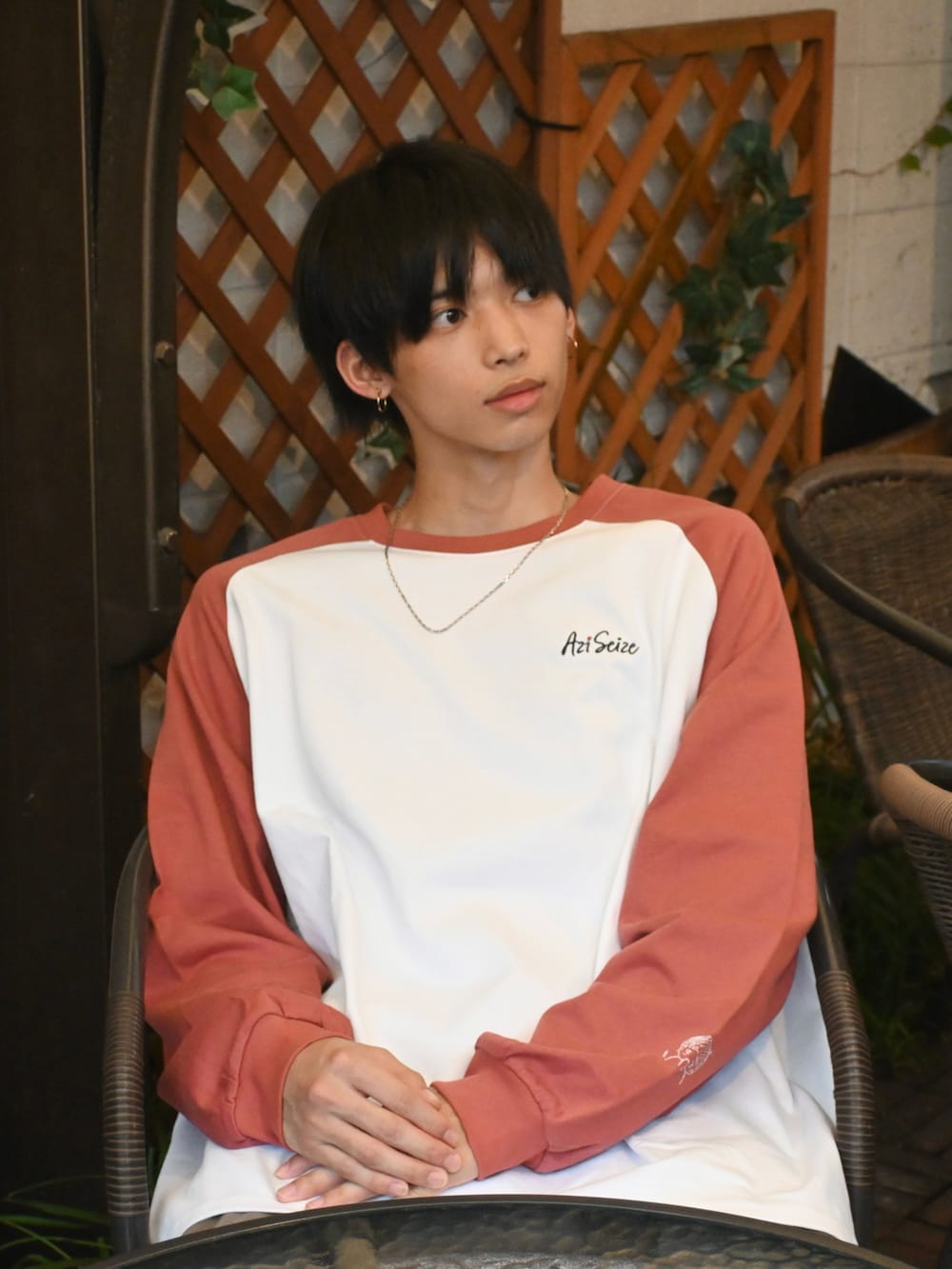 ホワイト系のTシャツ/カットソー、ブラック系のカメラ/カメラグッズを着用したメンズの秋コーディネートの5枚目の写真