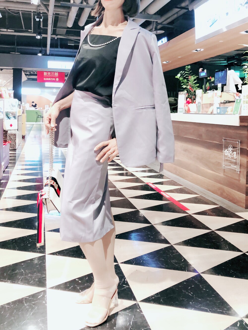 「GUCCI、女人味、西裝外套、西裝套裝、office、office style、office lady、momstyle、我媽陳小姐、媽媽穿搭」｜「hjctw.netのアイテム（トップス、ブラック系）」を使った、我媽陳小姐さん（レディース・168cm）の夏コーディネートの2枚目の写真