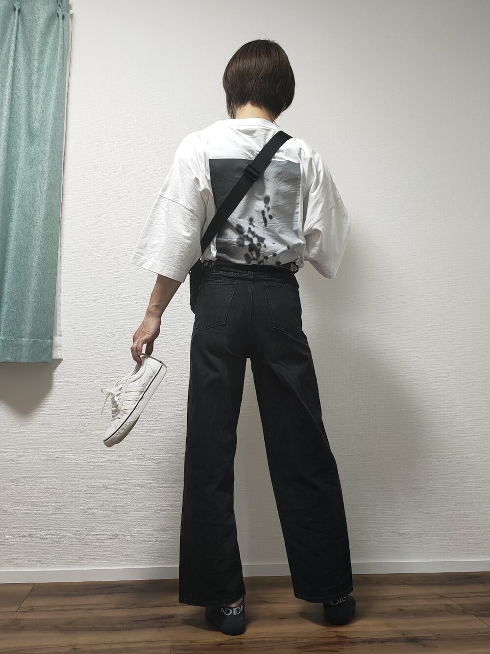 ホワイト系のスニーカー、ホワイト系のTシャツ/カットソー、ブラック系のデニムパンツを着用したメンズの夏コーディネートの3枚目の写真