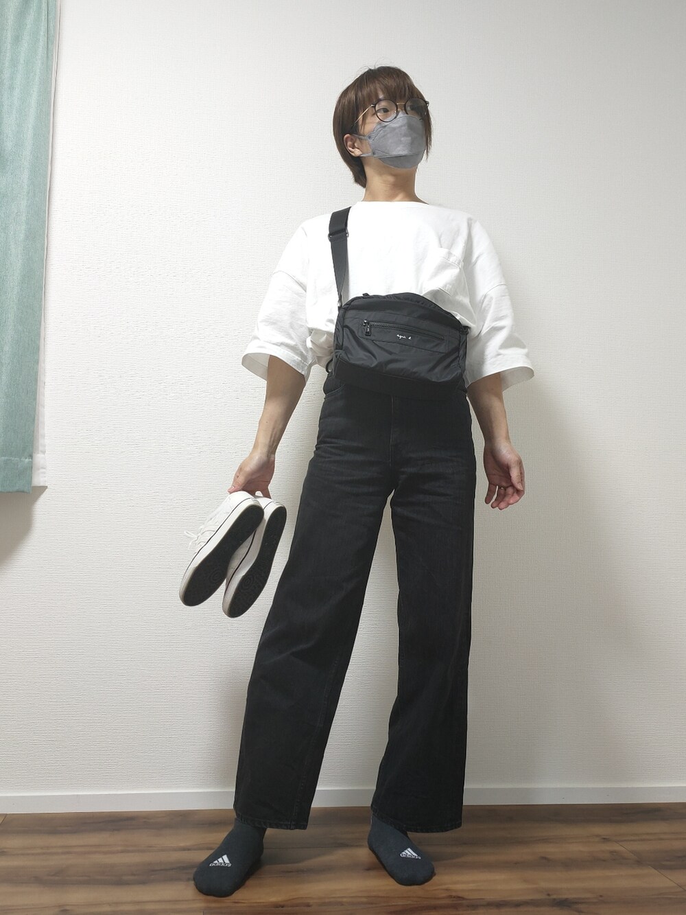 ホワイト系のスニーカー、ホワイト系のTシャツ/カットソー、ブラック系のデニムパンツを着用したメンズの夏コーディネートの2枚目の写真