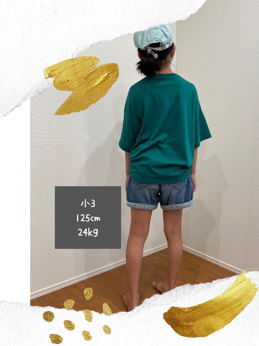 ブルー系のデニムパンツ、グリーン系のTシャツ/カットソーを着用したレディースの夏コーディネートの2枚目の写真