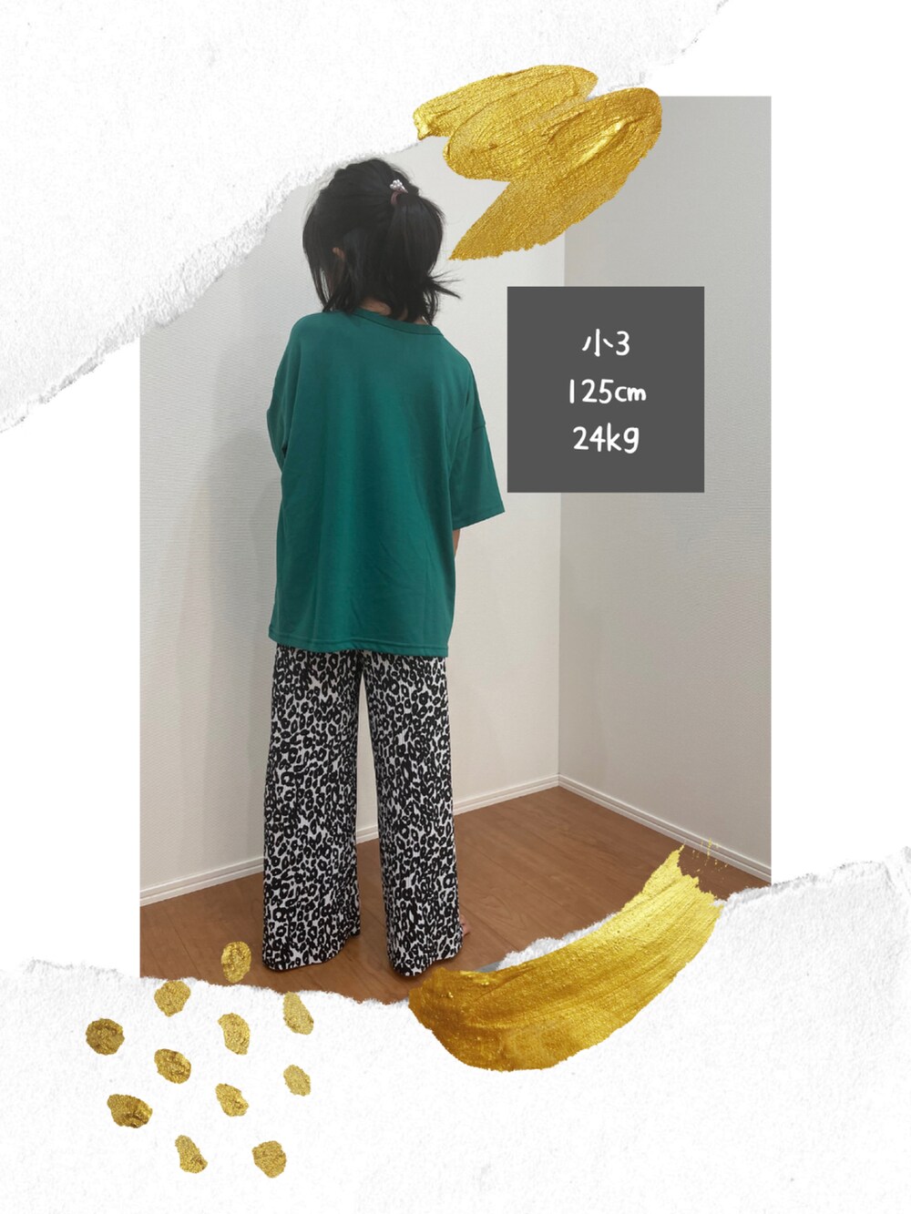 ブラック系のその他パンツ、グリーン系のTシャツ/カットソーを着用したレディースの夏コーディネートの2枚目の写真