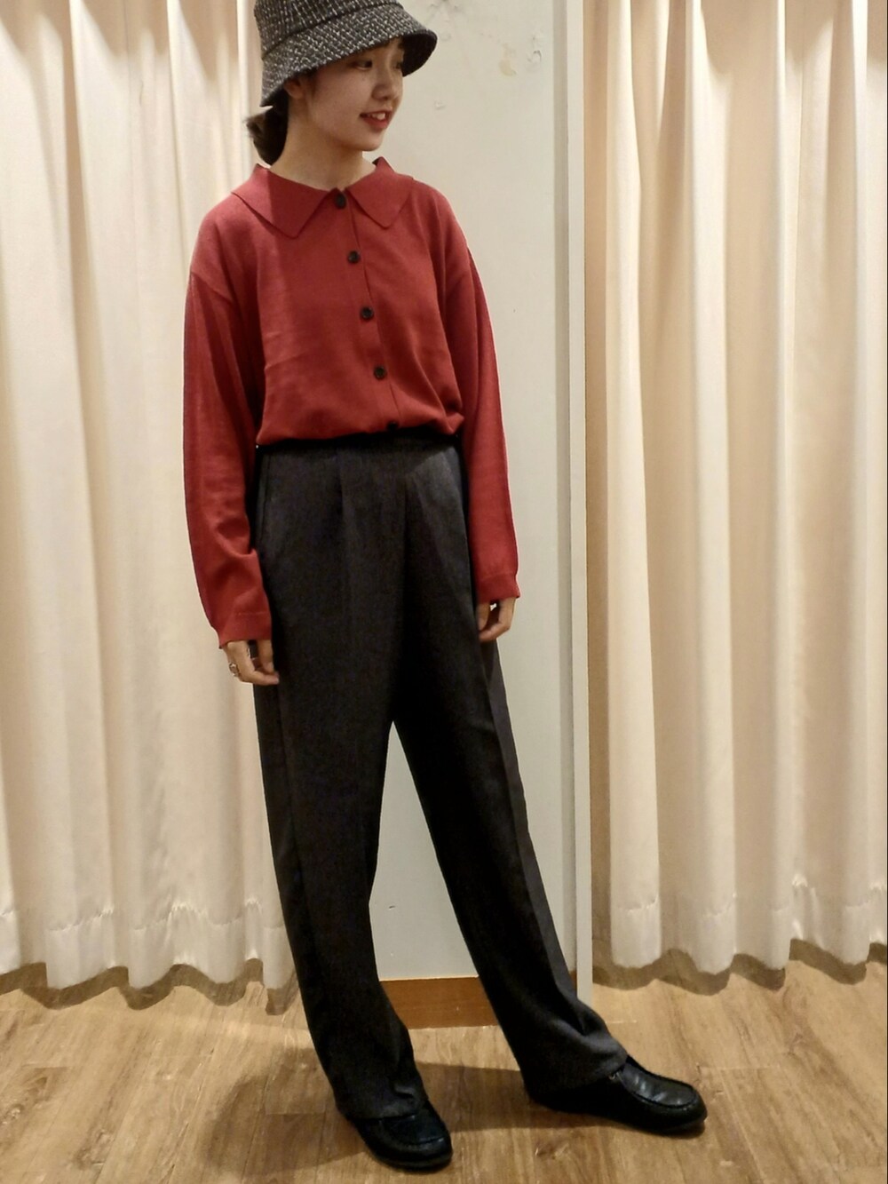 レッド系のカーディガン/ボレロ、グレー系のその他パンツ、ブラック系のその他シューズを着用したレディースの秋コーディネートの3枚目の写真