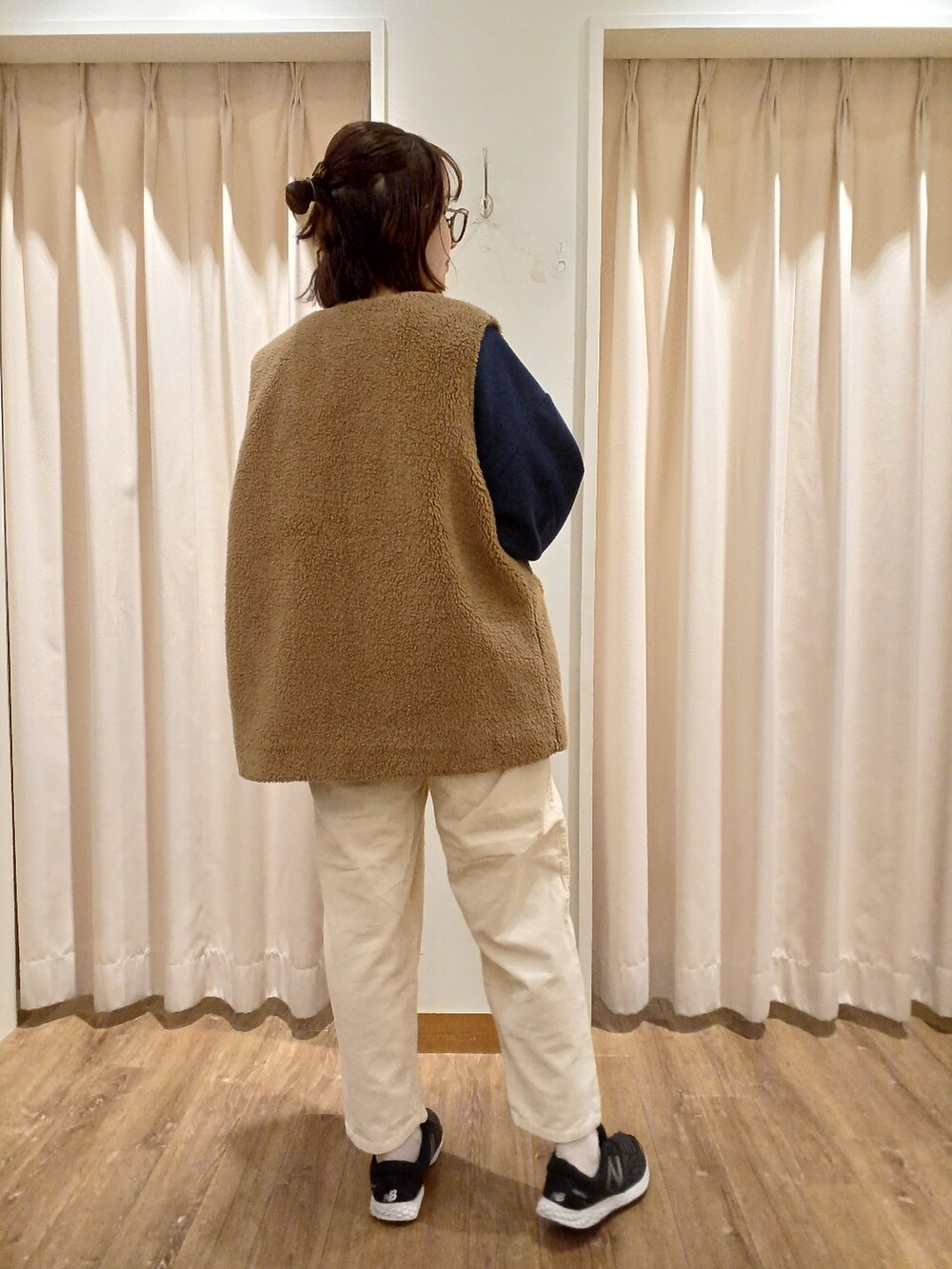 ブラウン系のベスト、ブルー系のTシャツ/カットソー、ホワイト系のその他パンツを着用したレディースの秋コーディネートの3枚目の写真