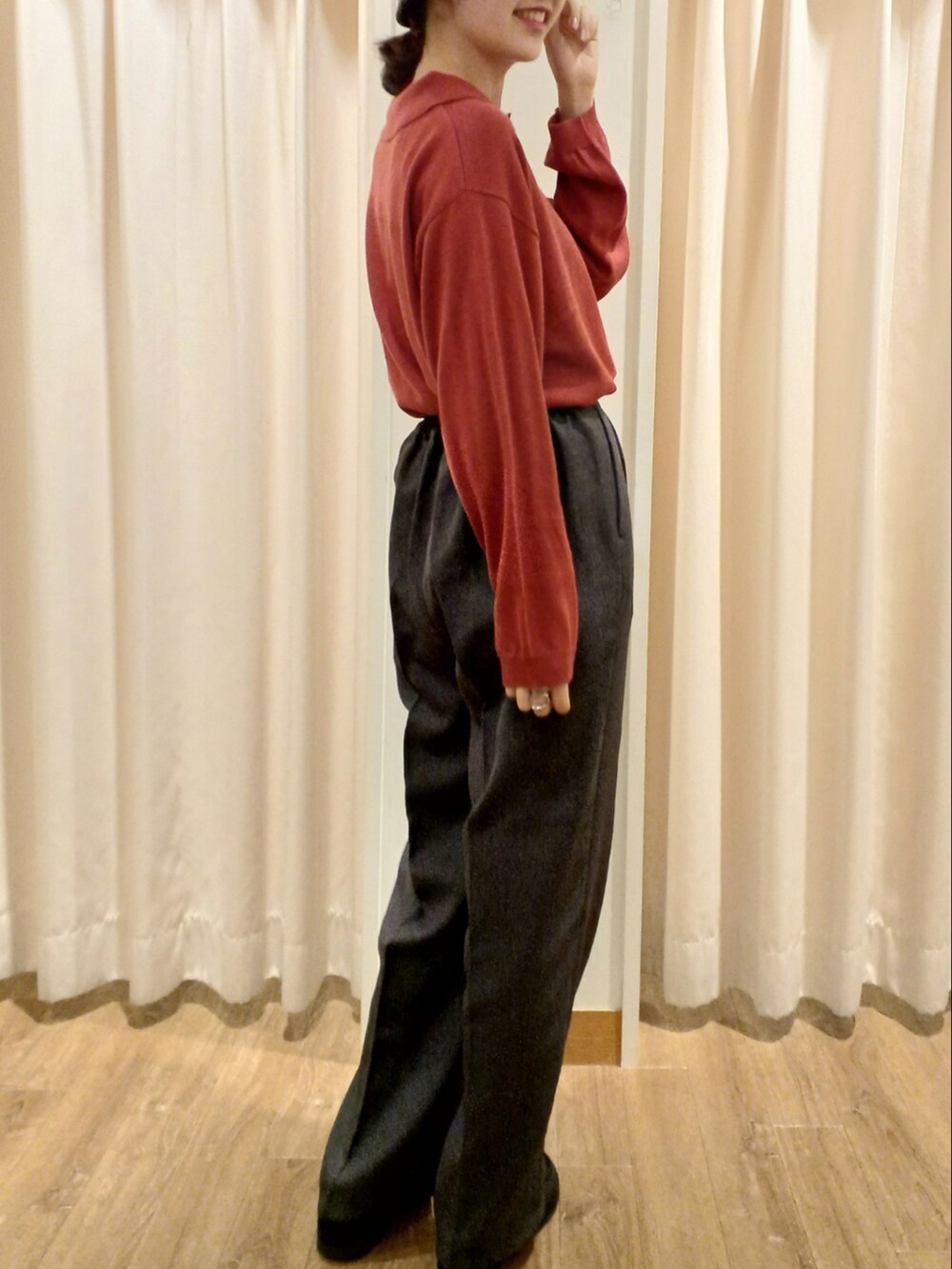 レッド系のカーディガン/ボレロ、グレー系のその他パンツ、ブラック系のその他シューズを着用したレディースの秋コーディネートの2枚目の写真