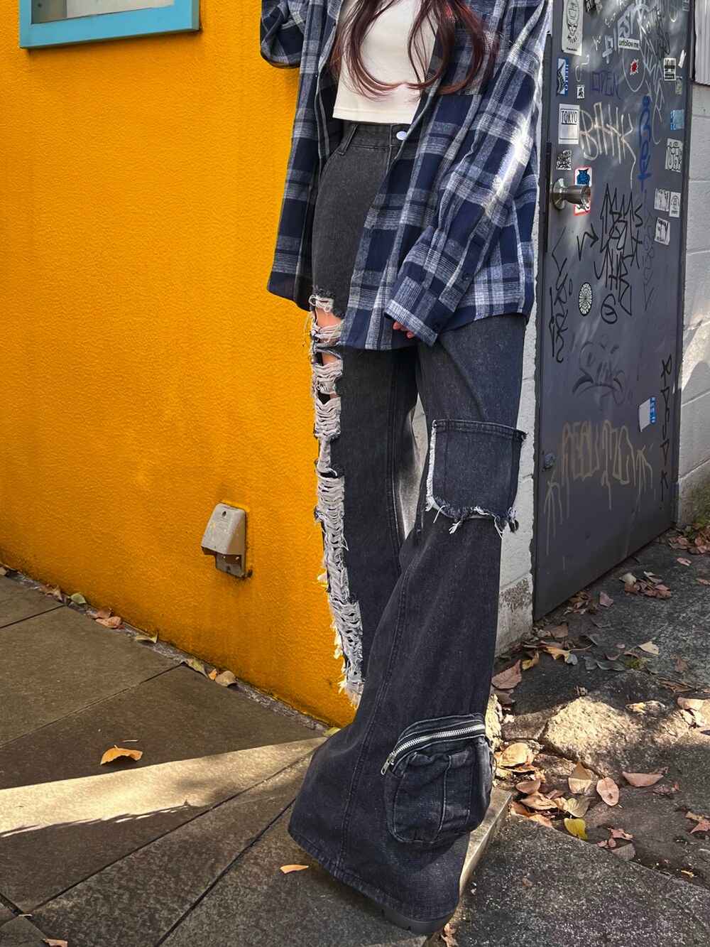 ホワイト系のTシャツ/カットソー、グリーン系のシャツ/ブラウス、ブルー系のデニムパンツを着用したレディースの冬コーディネートの3枚目の写真