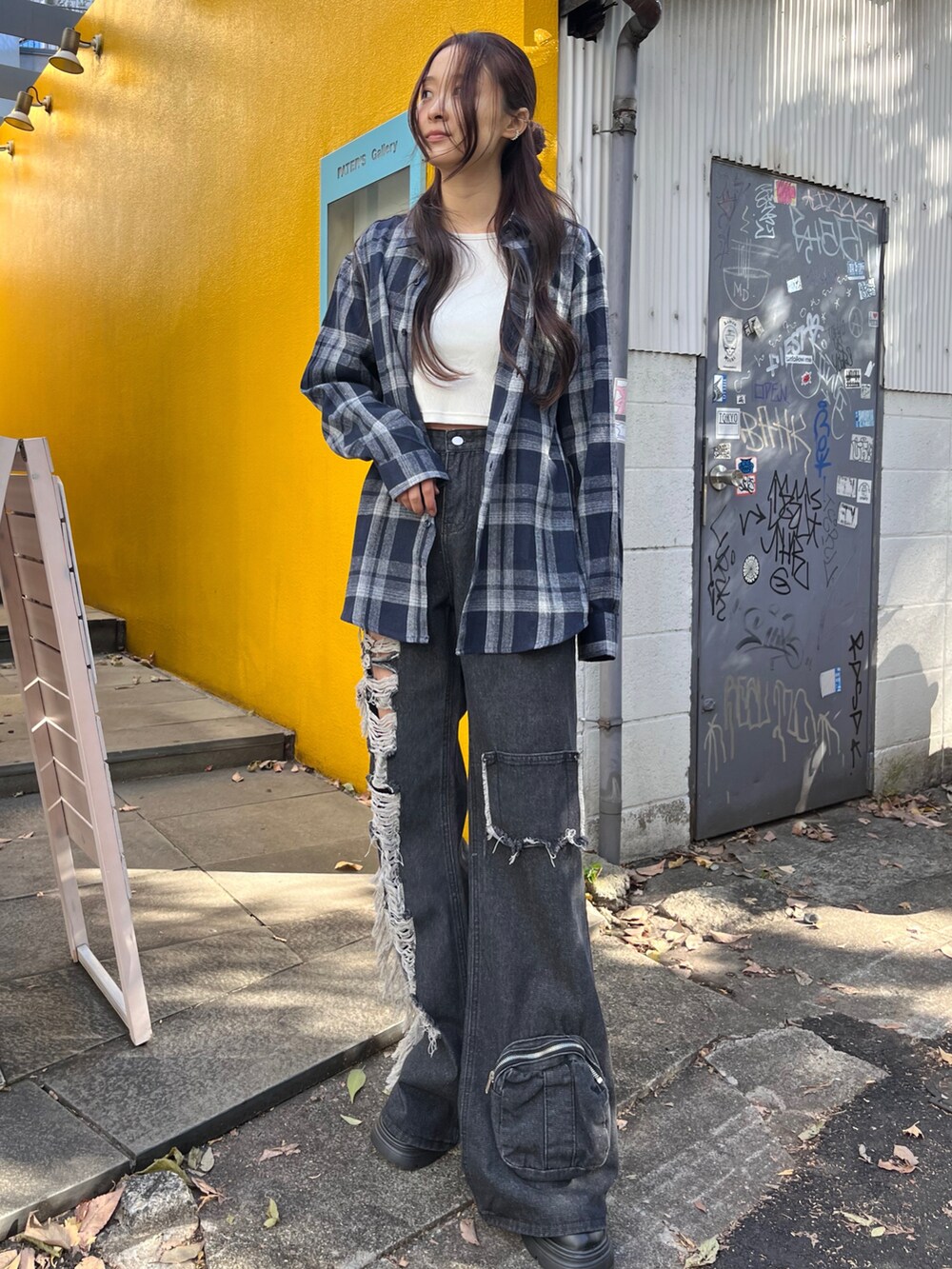 ホワイト系のTシャツ/カットソー、グリーン系のシャツ/ブラウス、ブルー系のデニムパンツを着用したレディースの冬コーディネートの2枚目の写真