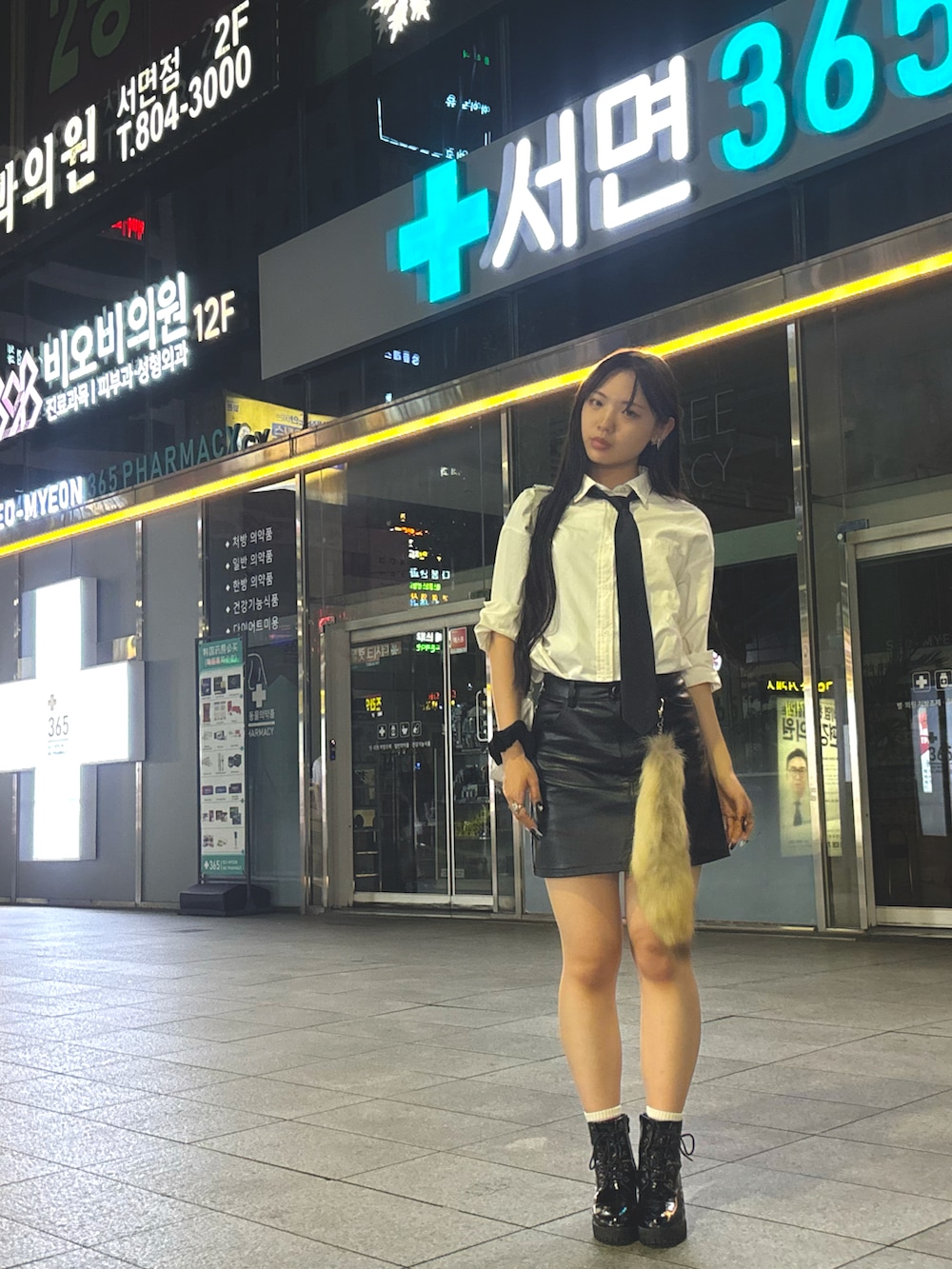 ブラック系のブーツ、ブラック系のネクタイ、ホワイト系のシャツ/ブラウスを着用したレディースの秋コーディネートの5枚目の写真