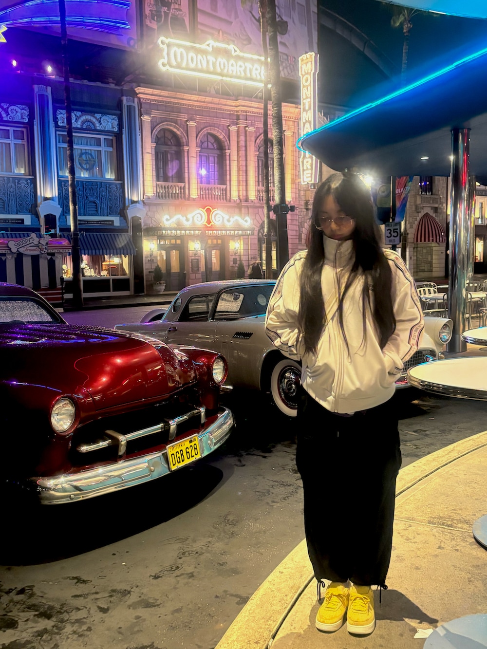 イエロー系のスニーカー、ホワイト系のジャケット/アウター、ブラック系のカーゴパンツを着用したレディースの夏コーディネートの3枚目の写真