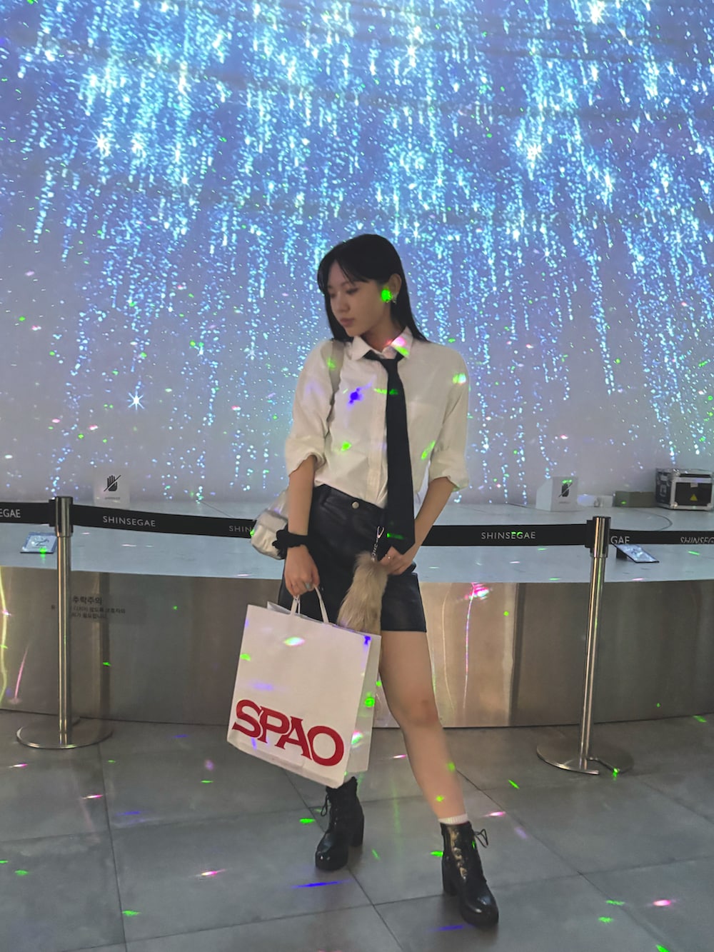 ブラック系のブーツ、ブラック系のネクタイ、ホワイト系のシャツ/ブラウスを着用したレディースの秋コーディネートの3枚目の写真