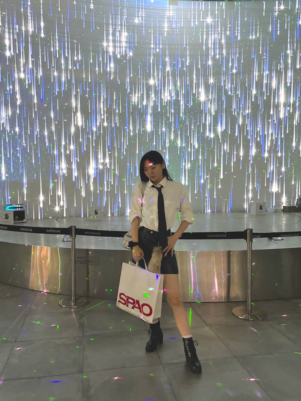 ブラック系のブーツ、ブラック系のネクタイ、ホワイト系のシャツ/ブラウスを着用したレディースの秋コーディネートの2枚目の写真