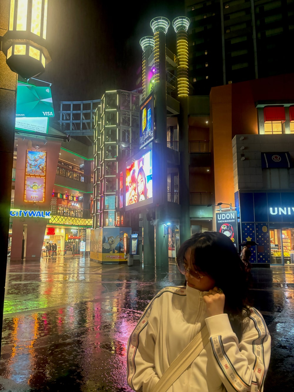 イエロー系のスニーカー、ホワイト系のジャケット/アウター、ブラック系のカーゴパンツを着用したレディースの夏コーディネートの4枚目の写真