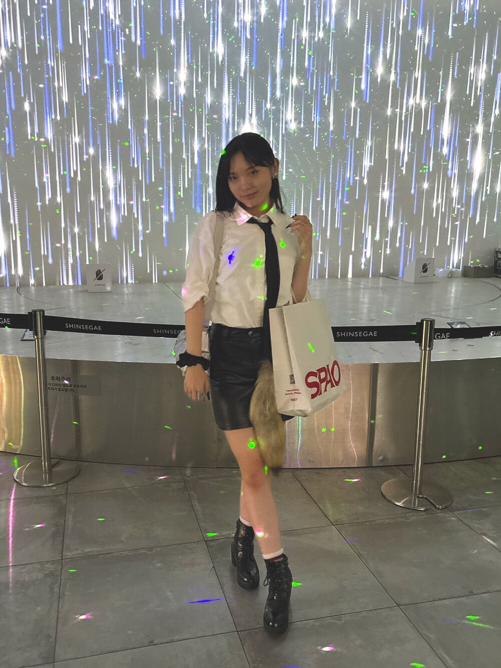 ブラック系のブーツ、ブラック系のネクタイ、ホワイト系のシャツ/ブラウスを着用したレディースの秋コーディネートの4枚目の写真