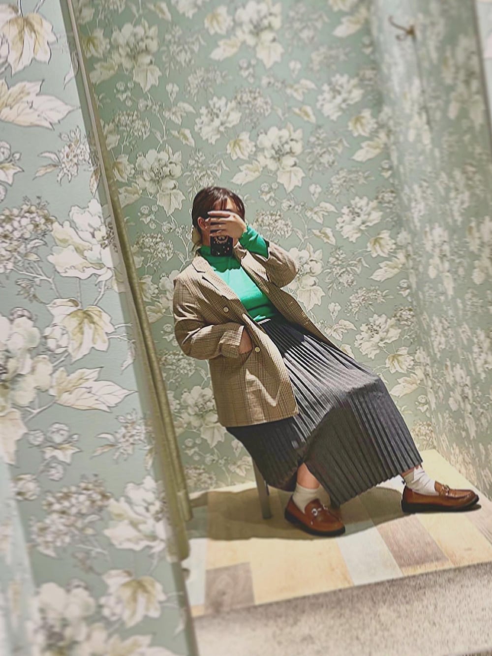 グリーン系のその他トップス、ブラウン系のテーラードジャケット、グレー系のスカートを着用したレディースの秋コーディネートの3枚目の写真