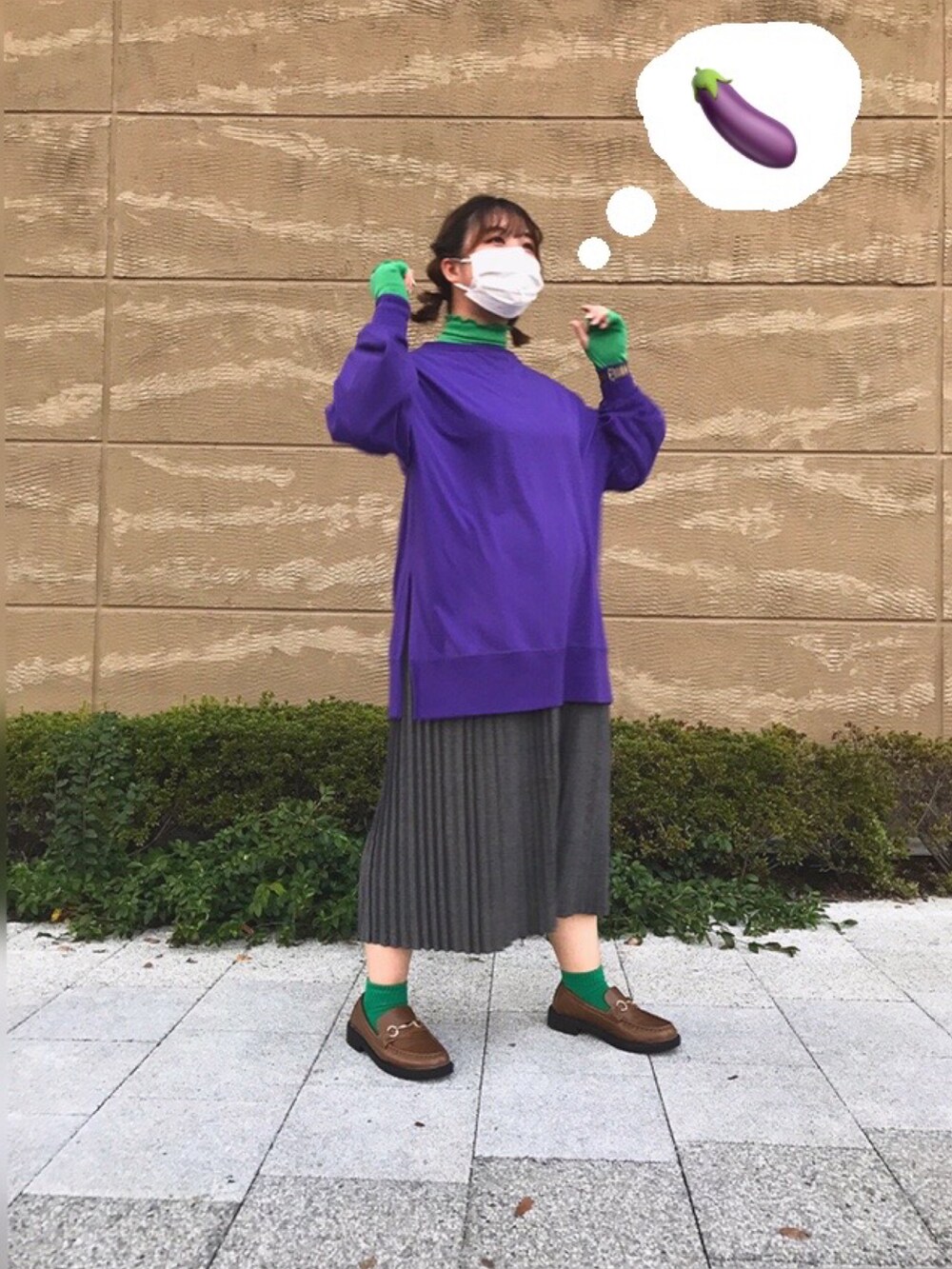 パープル系のTシャツ/カットソー、グリーン系のその他トップス、グレー系のスカートを着用したレディースの秋コーディネートの2枚目の写真