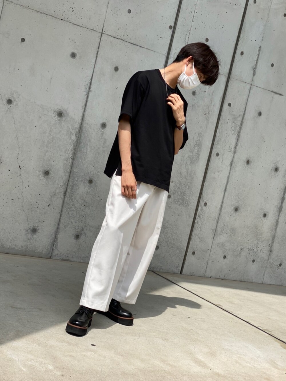 ブラック系のTシャツ/カットソー、ホワイト系のその他パンツ、ブラウン系のドレスシューズを着用したメンズの夏コーディネートの2枚目の写真