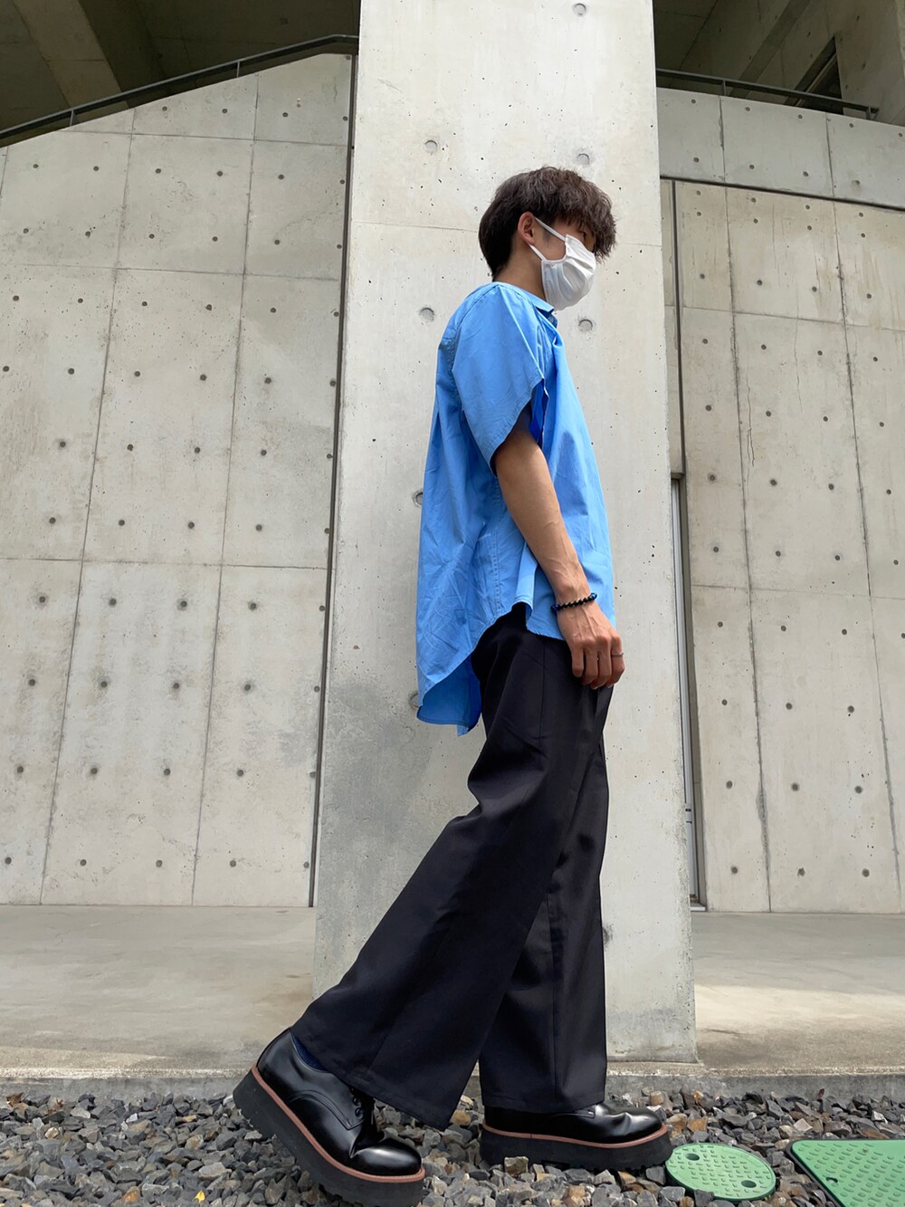 ブラック系のその他パンツ、ブラウン系のドレスシューズ、ブルー系のシャツ/ブラウスを着用したメンズの夏コーディネートの2枚目の写真