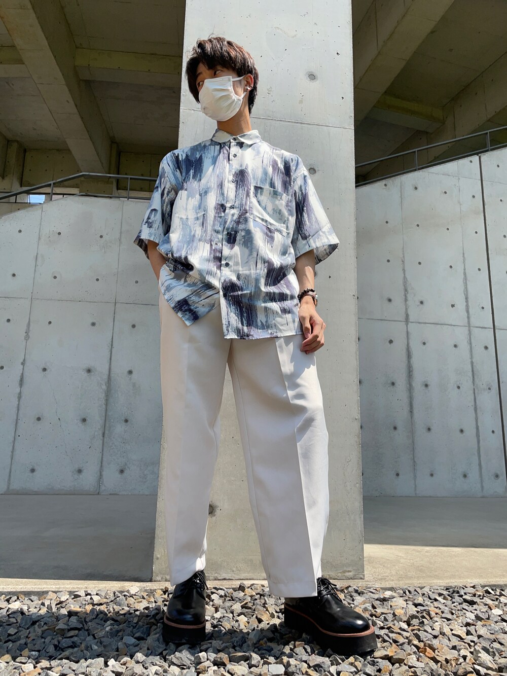 ブラウン系のドレスシューズ、ホワイト系のその他パンツ、ホワイト系のシャツ/ブラウスを着用したメンズの夏コーディネートの2枚目の写真