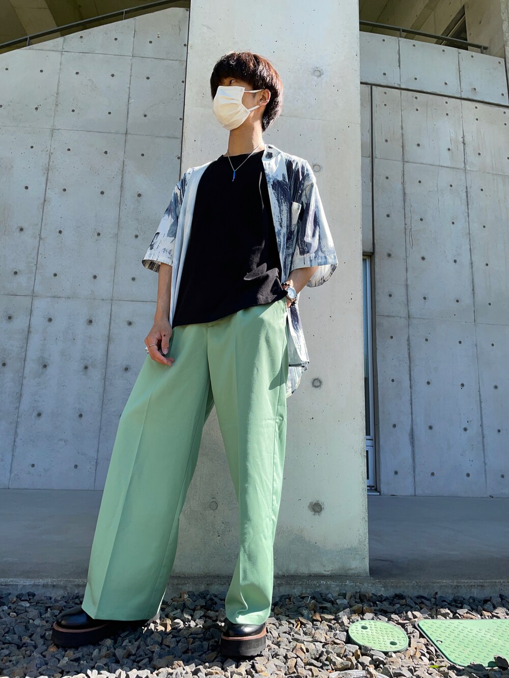 グリーン系のスラックス、ブラック系のTシャツ/カットソー、ホワイト系のシャツ/ブラウスを着用したメンズの夏コーディネートの3枚目の写真